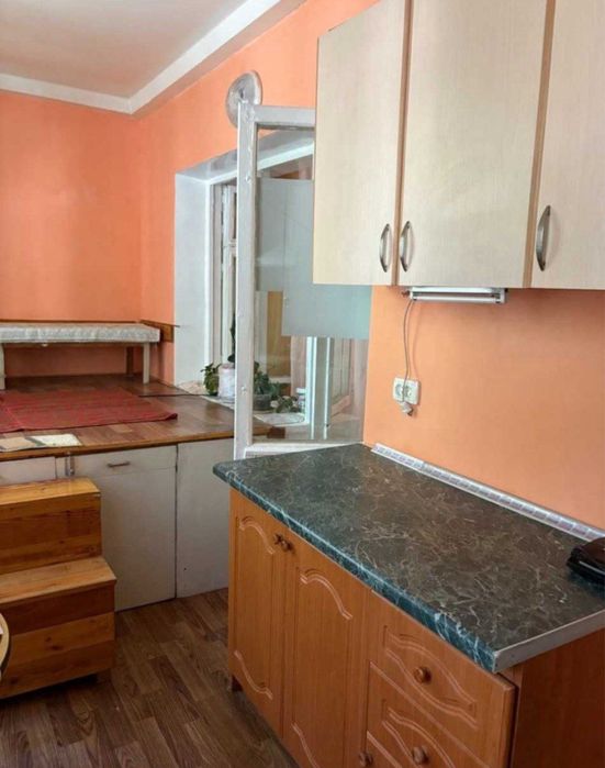 Новза метро олдида 2 хонади