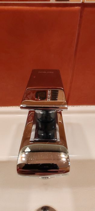 Vând chiuveta  de baie și baterie