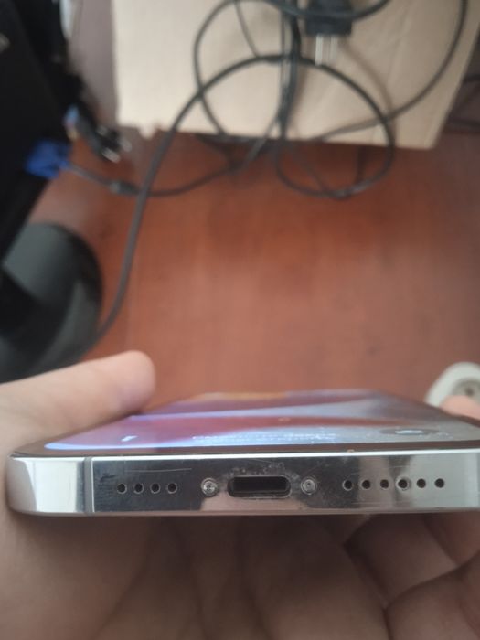 Продам телефон айфон 13 про мах