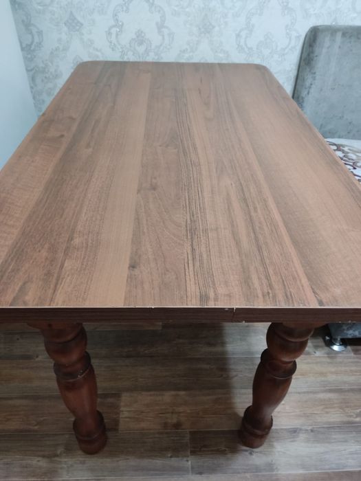 Продаю деревянный стол