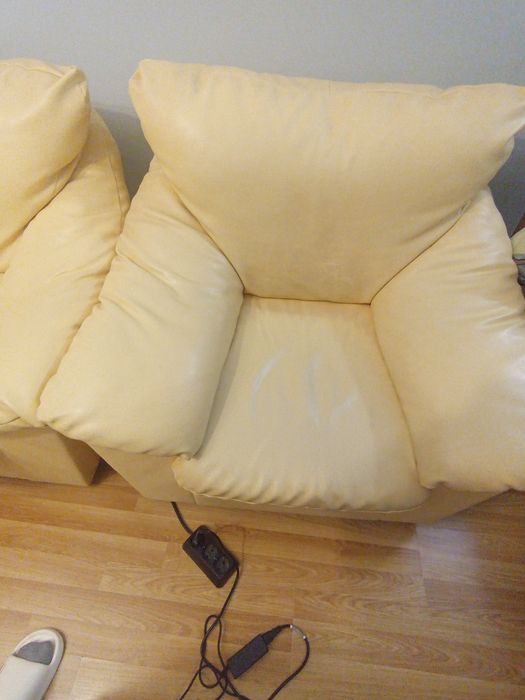 Разгъваем кожен диван с два фотьойла