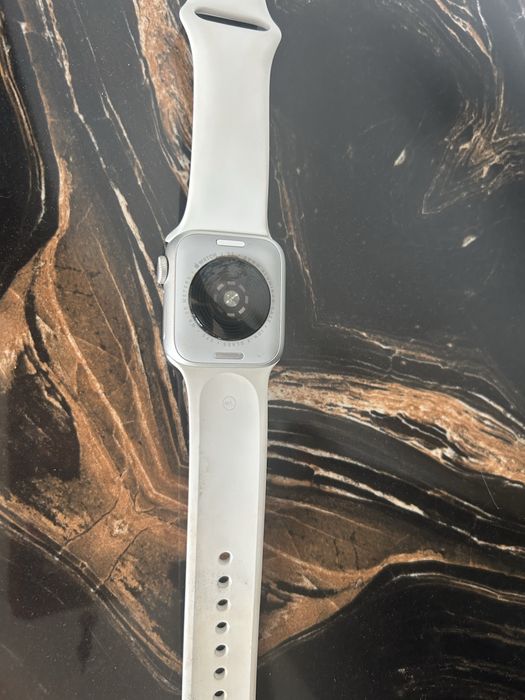 Apple Watch SE (1-во поколение), размер 40mm, в цвят Silver (Сребрист алуминиев корпус)