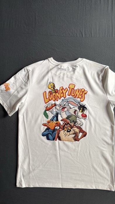 Тениска Looney Tunes с любими анимационни герои!