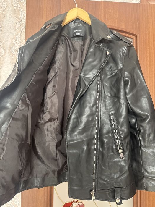 Продаю кожанку stradivarius