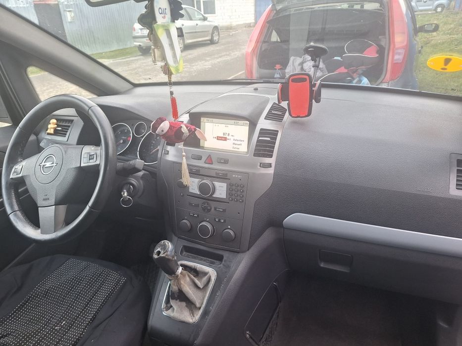 Vand opel Zanfira Pret 2000€ NEGOCIABIL