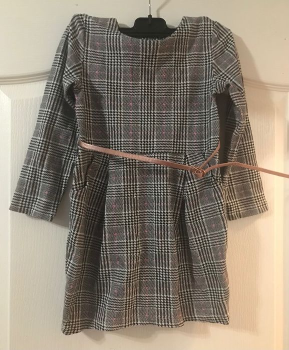 Vand rochita fetita 4-6ani. Trimit in tara.