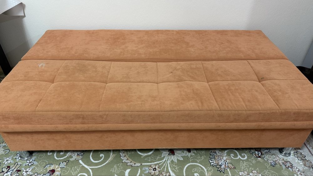 Диван размером 1*1.7 м.