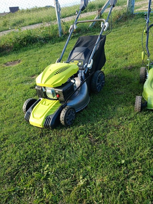 Masina de tuns iarba cu tractiune