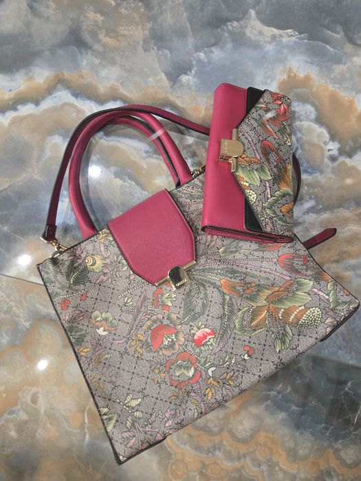 Дамска чанта+ портмоне  CARPISA закупена от италия