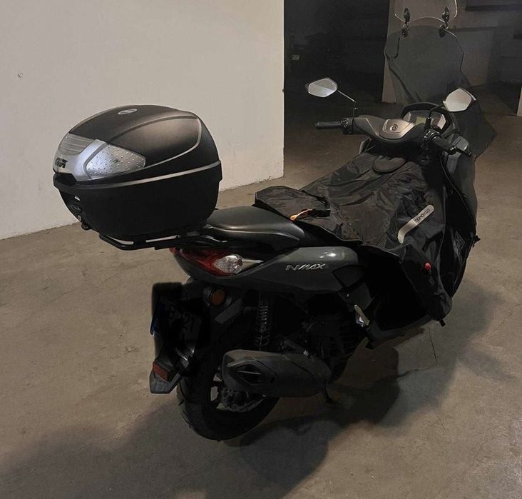 Topcase GIVI B32 Bold 32L + suport GIVI pentru Yamaha NMAX