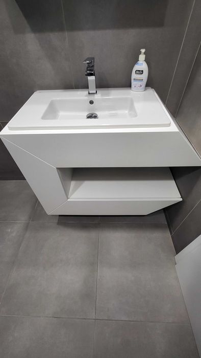 Луксозен ПВЦ шкаф за баня