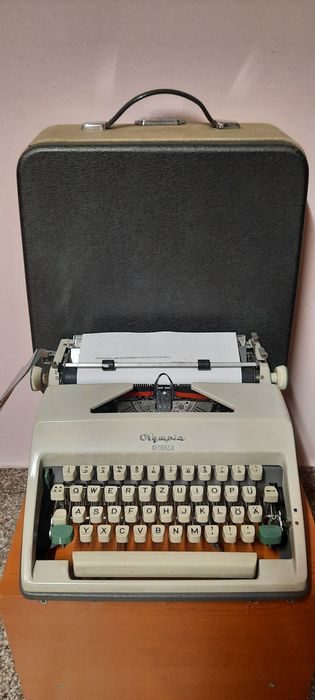 Mașină de scris Olympia Monica impecabilă