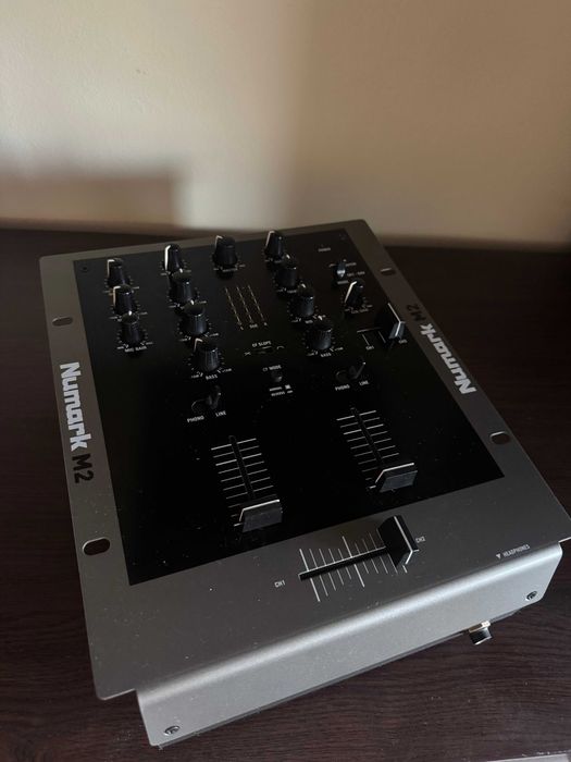 Numark M2 2-канален DJ миксер
