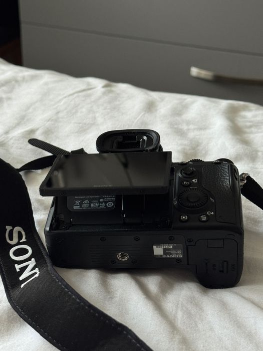 Sony Alpha A7 III + Samyang AF 35mm f/2.8 - Sony FE Fit + Flash + Case