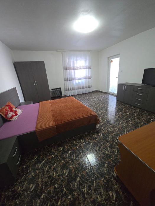 Garsoniera de inchiriat la curte complet utilata