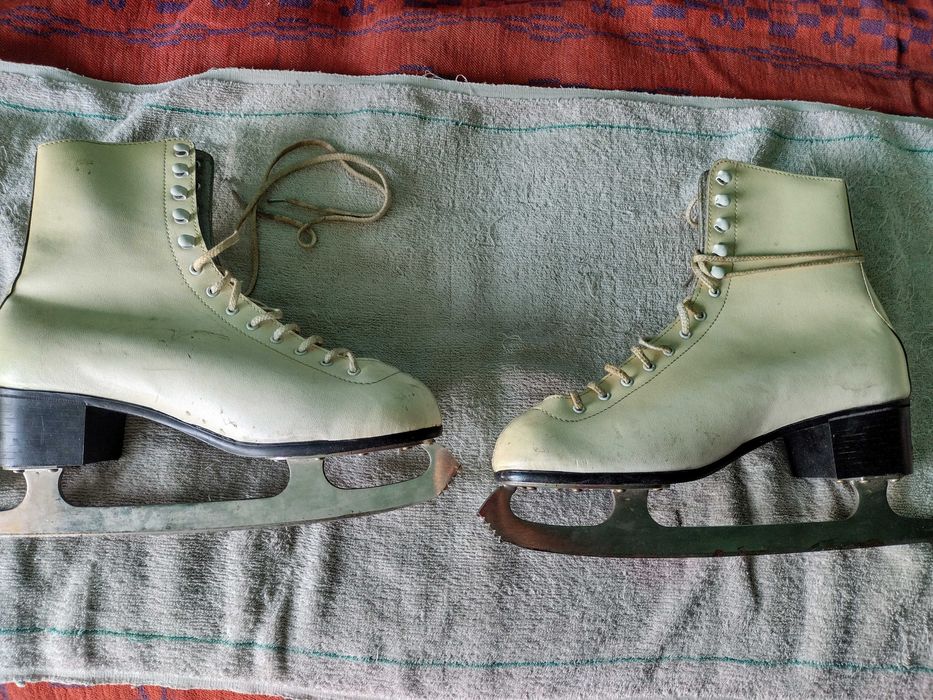 Продавам дървена шейна за 15 лева, дамски кънки - 40лева