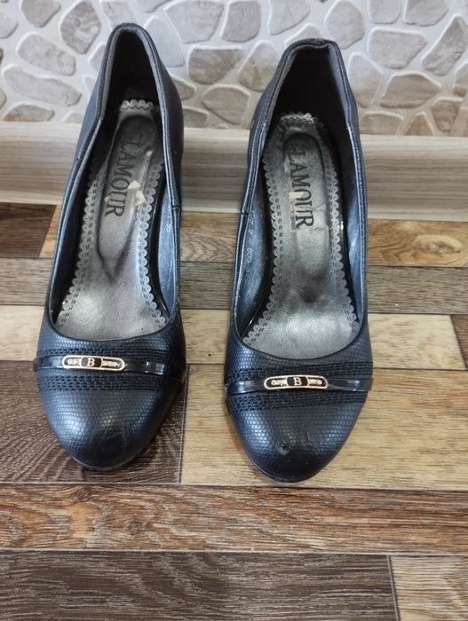 Отдам две пары туфель