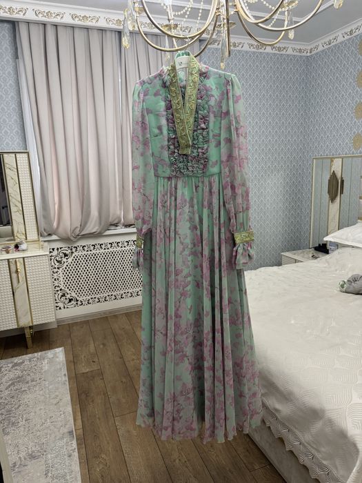 Продам дизайнерское платье , одевала на сырга салу на 2-3 часа