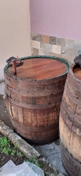 Продавам 2 броя дъбови бъчви,250 литра/350 литра в добро състояние.