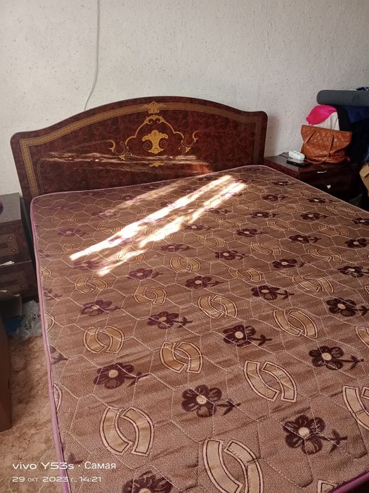 Кровать с матрасом в отличном состоянии