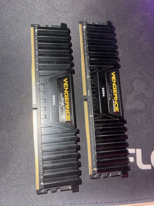 32 gb RAM ddr4 2400mhz CORSAIR VENGACE