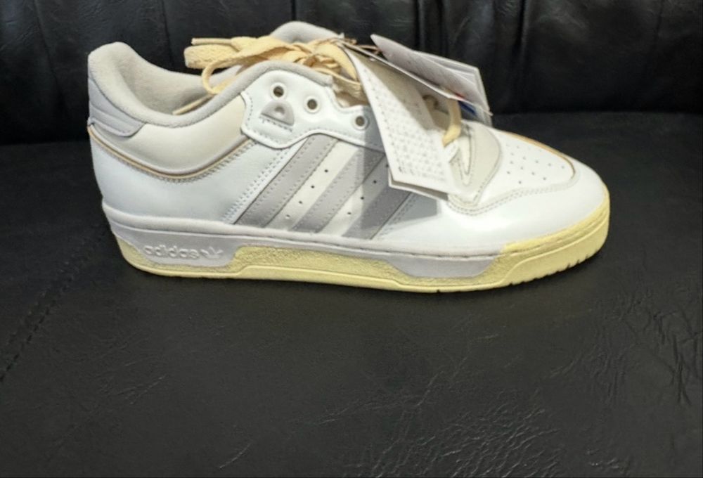 Adidasi Adidas albi