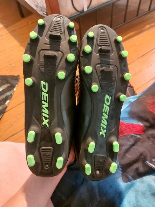 Продам кросы шипованые