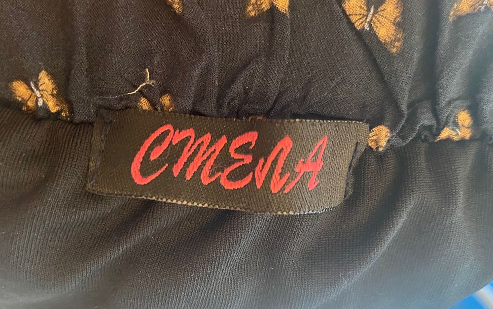 Рокля с гол гръб