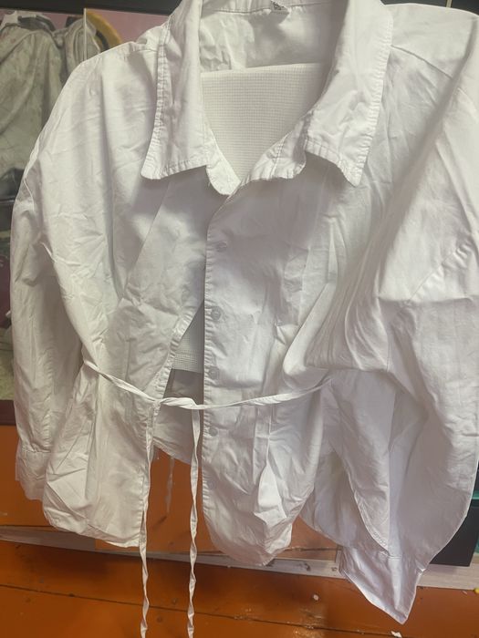 Киімдер аяқ киім сатылады.