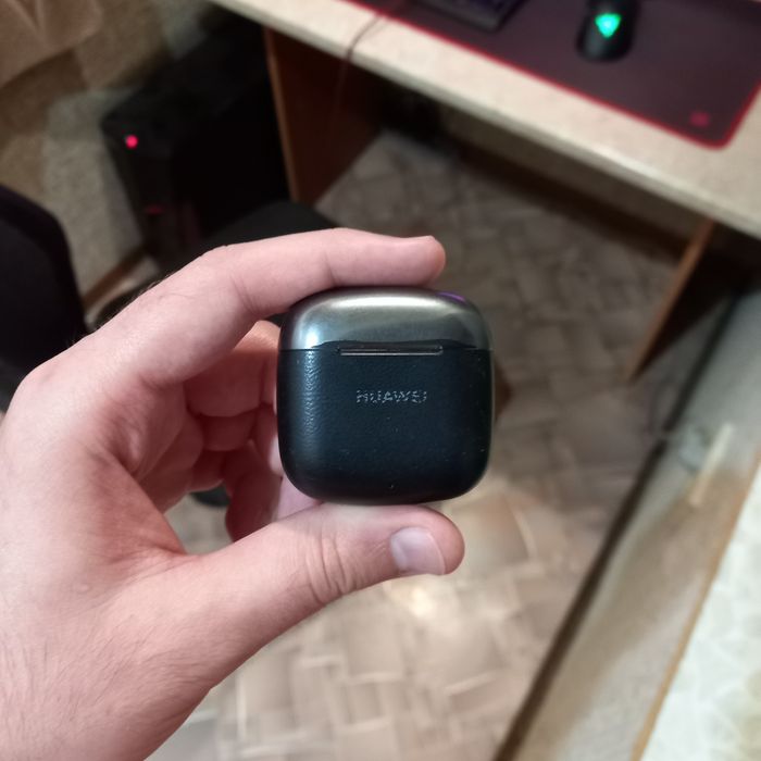 Наушники Huawei.