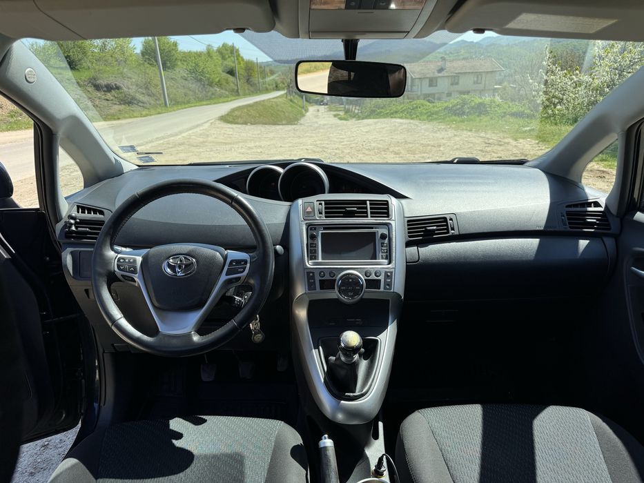 Продавам Toyota Verso