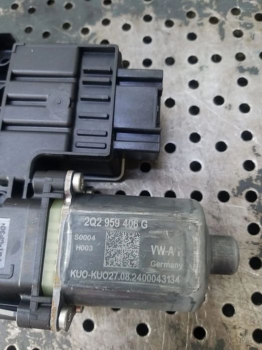 Motoras macara dreapta fata vw t cross c11 d31 2q0959406g 0130822065