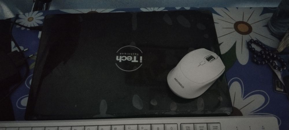 Ноутбук сотилади