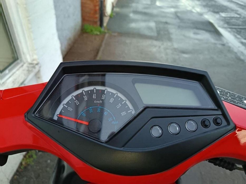 Scooter de închiriat Glovo Wolt Bolt Food