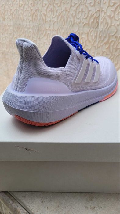 Мъжки обувки  ADIDAS ULTRABOOST  LIGHT  размер  EU42 2/3