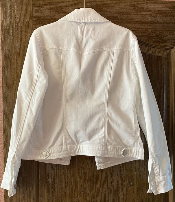 Джинсовая куртка белая