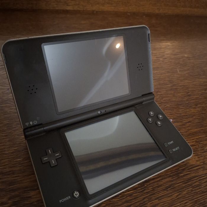 Nintendo dsi xl.
