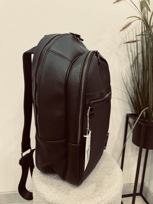 LV кожена раница