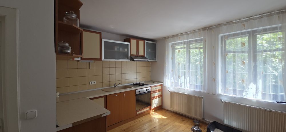 Casă spațioasă cu 4 camere, Birou & Garaj la demisol