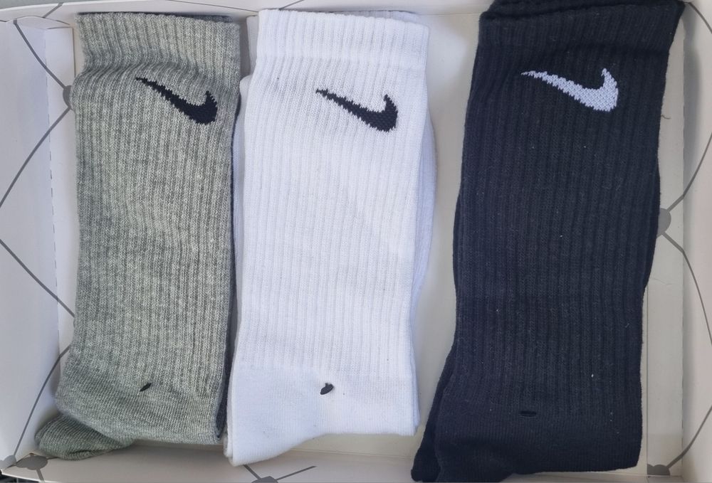 Продавам спортни чорапи армани