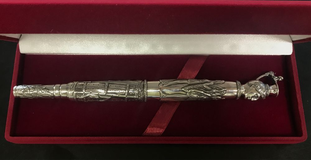 Ръчно изработена сребърна писалка с елементи от съкровището на траките