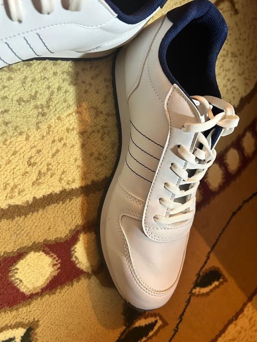 Белые кроссовки 41-42 размер