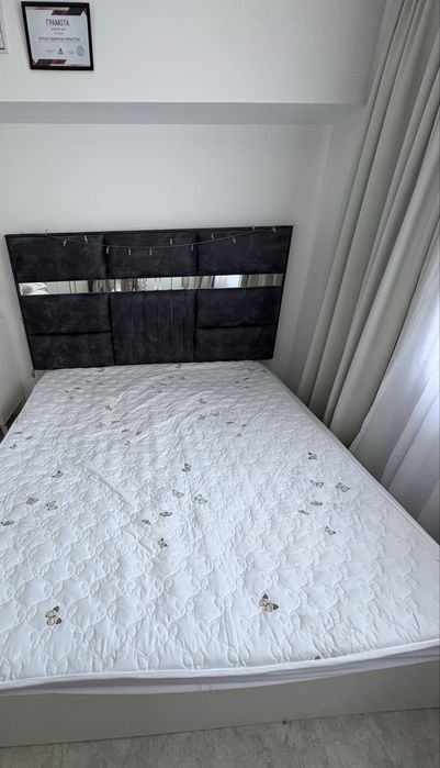 Кроавть с прикроватной тумбой