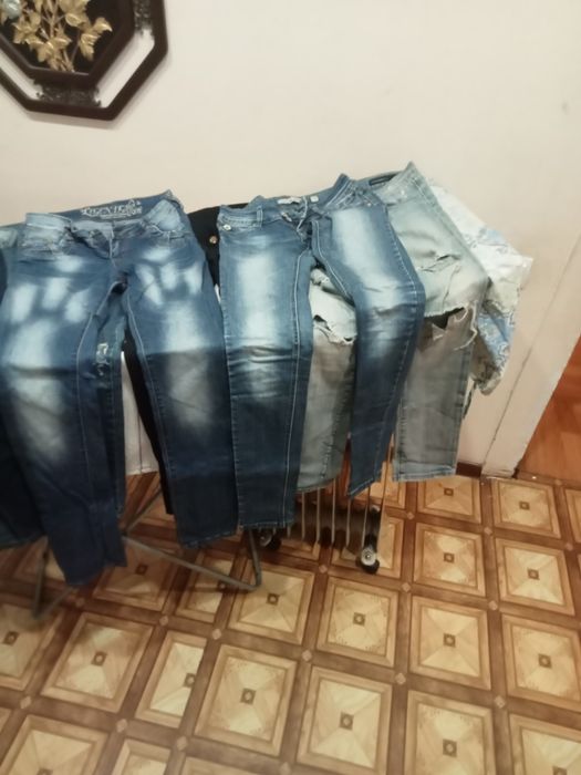 Продаю женские джинсы