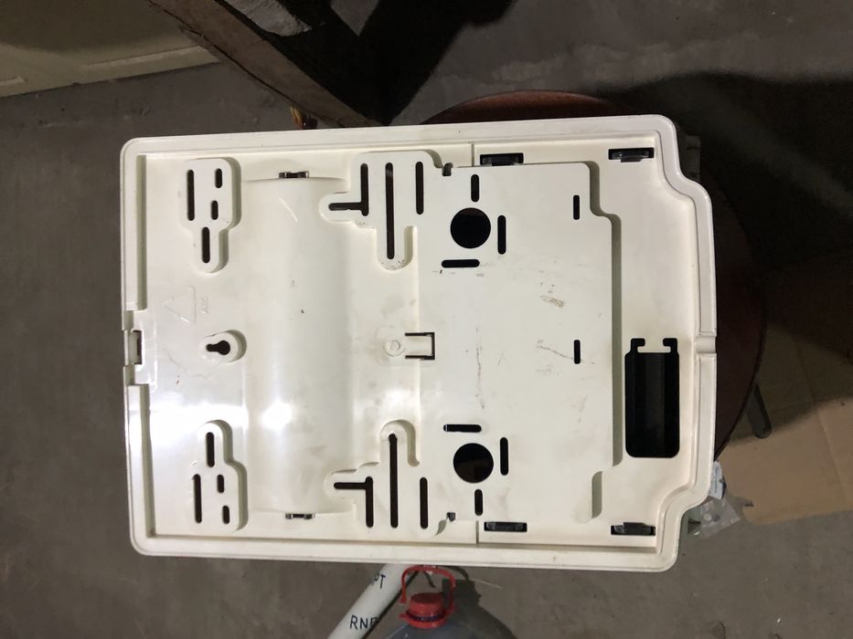 Продам диспенсер для бумажных полотенцев