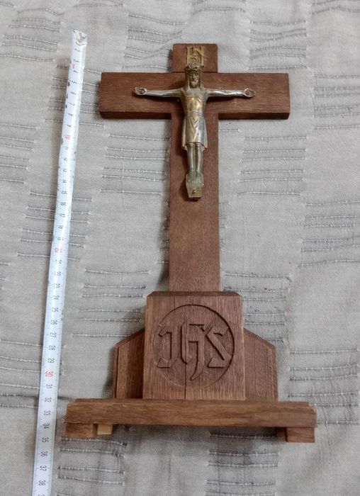 Crucifix catolic de masa altar stejar 35 cm. cu defecte