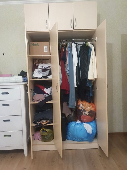 Шкаф трехдверный бежевый