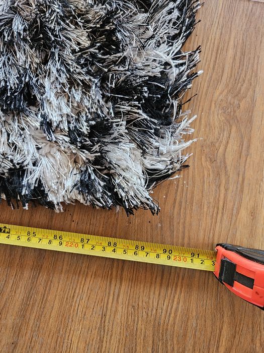 Covor alb-negru pufos