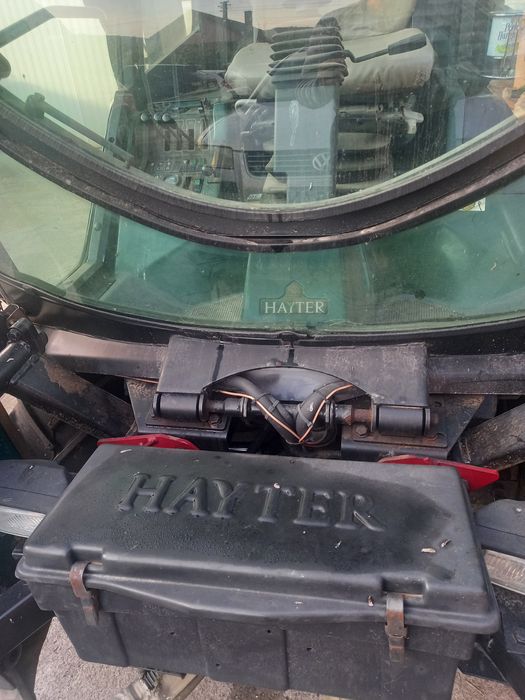 Tractoras tuns iarba gazon