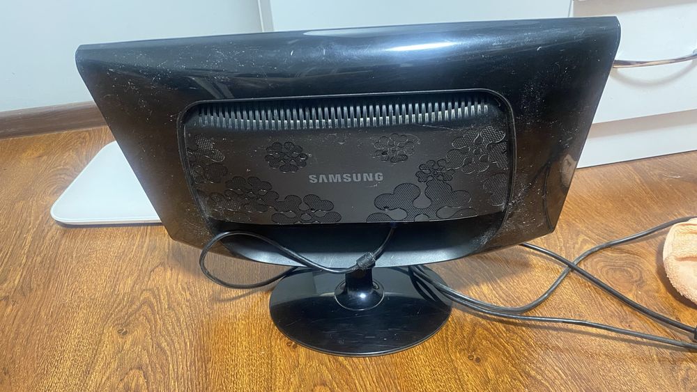 Монитор 18.5" Samsung SyncMaster 933 (с кабелями)
